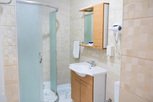 uma casa de banho com um lavatório e um chuveiro em Heraldic Room Hotel em Esenyurt