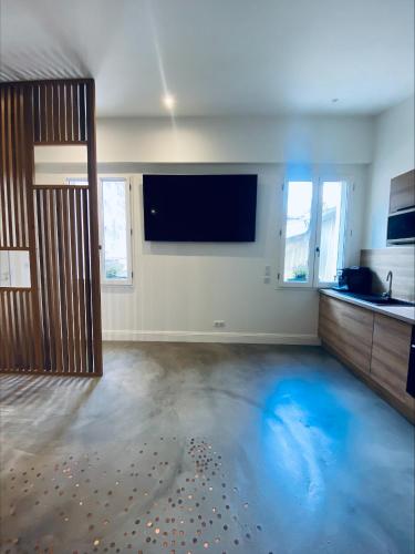 - un salon avec de l'eau bleue à l'étage dans l'établissement La King Le 50 Suites and SPA, à Bordeaux