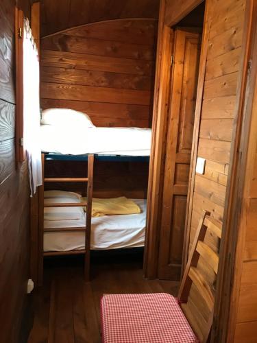 Postel nebo postele na pokoji v ubytování Le Domaine du Scorff - hébergements insolites chalets 4 à 6 personnes et roulottes