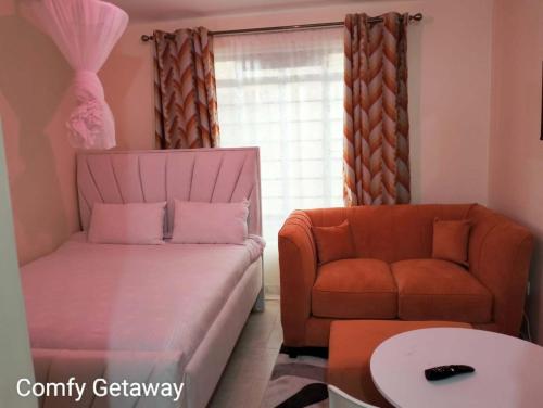 Ruang duduk di Comfy Getaway STUDIO apartment near JKIA & SGR with KING BED, WIFI, NETFLIX and SECURE PARKING