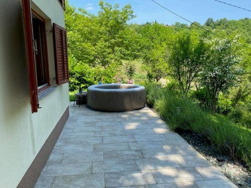 eine große Badewanne inmitten einer Terrasse in der Unterkunft Lovely holiday house with big private garden in Tuhelj