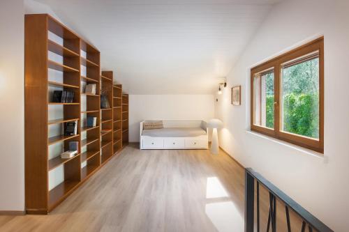 ein Wohnzimmer mit einem Sofa und einem Fenster in der Unterkunft Villa Fani-Wellness & Relax in Malcesine