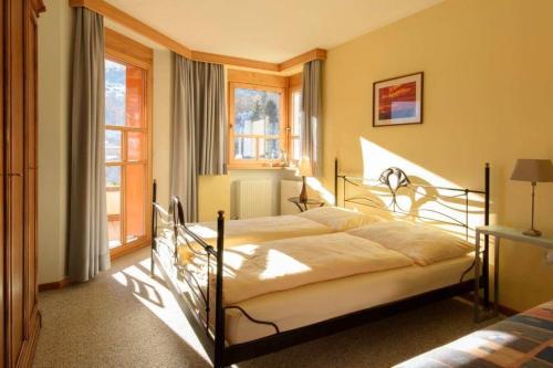 Schlafzimmer mit einem Bett und einem Fenster in der Unterkunft Apparthaus Vonbank in Schruns-Tschagguns