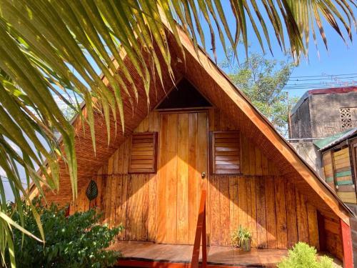 格拉納達的住宿－Casa Caracola，一座木房子,设有大木门