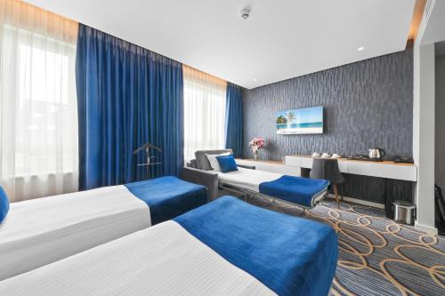 Ένα ή περισσότερα κρεβάτια σε δωμάτιο στο Sky Hotel