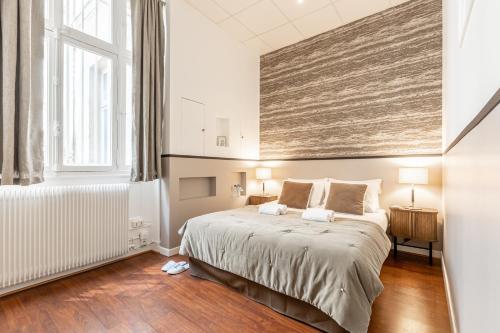 une chambre avec un grand lit et une fenêtre dans l'établissement Sweett - Ponthieu V, à Paris