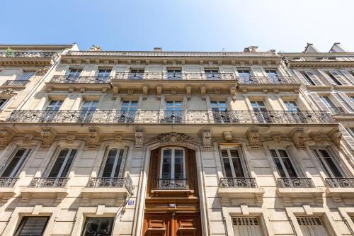 - un bâtiment dans un paris avec balcon dans l'établissement Sweett - Ponthieu V, à Paris
