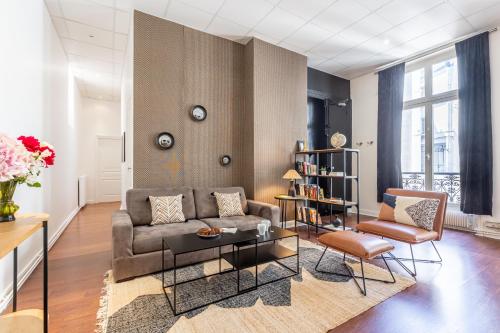 un salon avec un canapé et une table dans l'établissement Sweett - Ponthieu V, à Paris