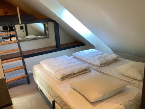 Enghaven Bed & Kitchen في Ansager: غرفة نوم مع سرير بطابقين وسلم