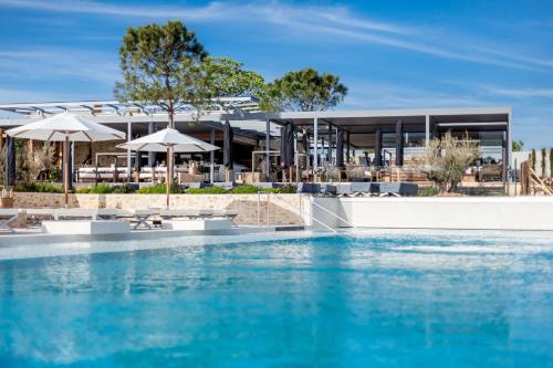 - une vue sur la piscine d'un complexe dans l'établissement Domaine de Verchant & Spa - Relais & Châteaux, à Montpellier