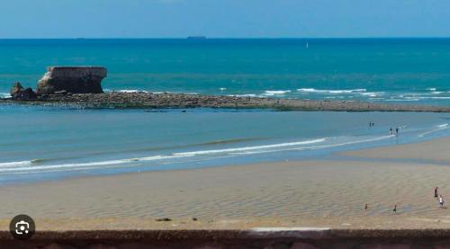 - une vue sur une plage avec un rocher dans l'océan dans l'établissement Détente à Le Portel, à Le Portel