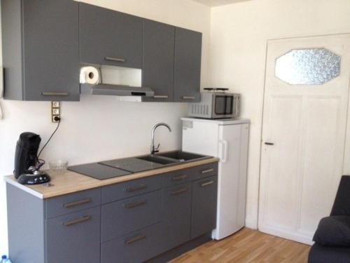 La cuisine est équipée d'un évier, d'un four micro-ondes et d'un réfrigérateur. dans l'établissement Détente à Le Portel, à Le Portel