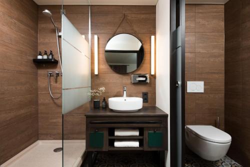 La salle de bains est pourvue d'un lavabo et d'un miroir. dans l'établissement master Mirabell, à Salzbourg
