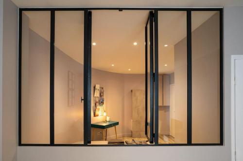 um espelho numa parede num quarto em 2 pieces proche metro, Montrouge em Montrouge