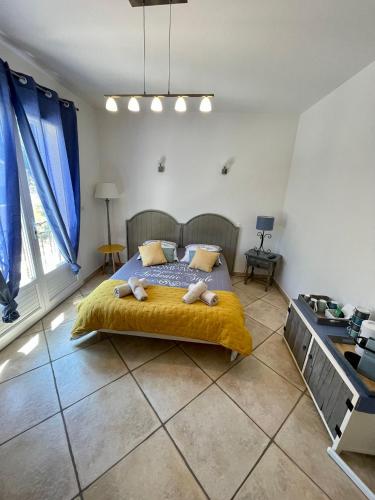 une chambre avec un lit avec deux ours en peluche dessus dans l'établissement Villa fiora classée 4 étoiles, à Martigues