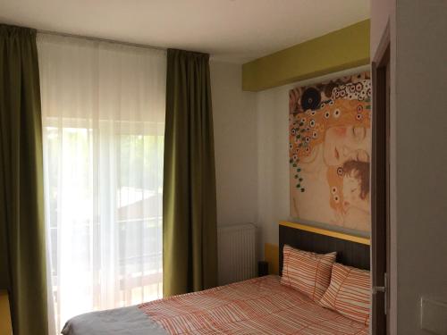a bedroom with a bed and a window at Villa Siret in Galaţi
