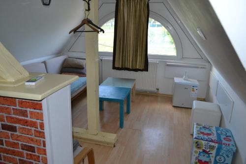 um quarto com uma cama, uma mesa e uma janela em Villa Siret em Galaţi