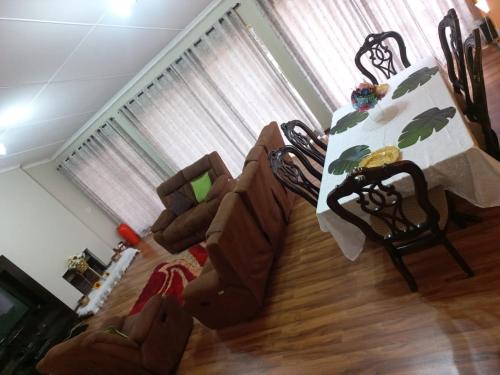 salon ze stołem i kanapą w obiekcie Liyoli Guesthouse w mieście Mthatha