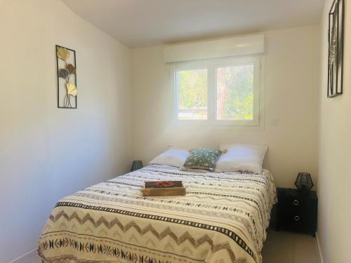 Un pat sau paturi într-o cameră la Gite la Canague Neuve