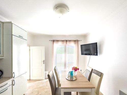 a dining room with a wooden table and chairs at Appartment Frick in Sutomore