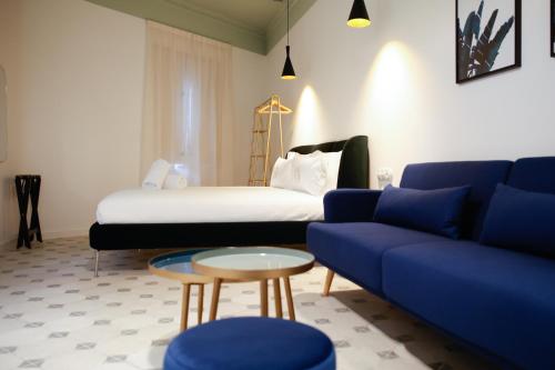 Habitación con cama, sofá y mesa. en Casa Alberola Apartments, en Alicante