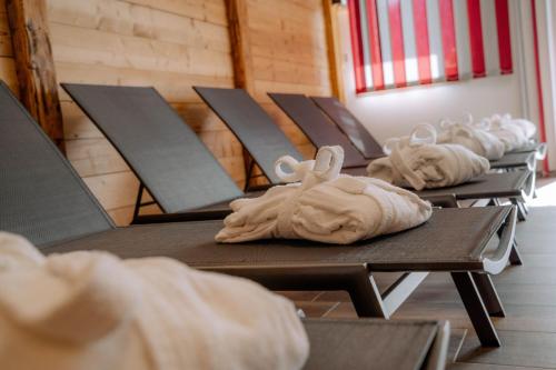 eine Reihe von Stühlen mit Handtüchern drauf in der Unterkunft Haus Schluder - Familie Stanitzer in Weissensee