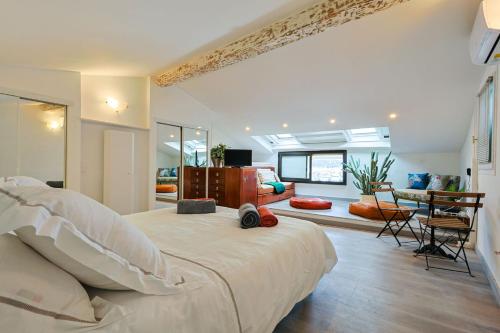 une chambre avec un grand lit et un salon dans l'établissement Sailing Apartment by Halldis, à Saint-Tropez