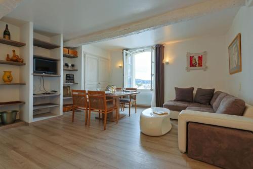 un salon avec un canapé et une table dans l'établissement Sailing Apartment by Halldis, à Saint-Tropez