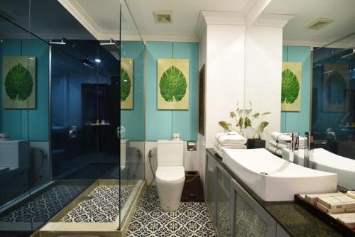 ein Badezimmer mit Waschbecken, Toilette und Dusche in der Unterkunft Memoire d' Angkor Boutique Hotel in Siem Reap