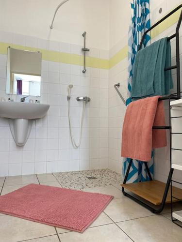 une salle de bain avec un lavabo, une douche et un miroir dans l'établissement Studio Soulac centre et plage, à Soulac-sur-Mer