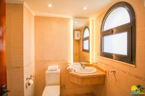 bagno con lavandino, servizi igienici e finestra di Bellevue The View a Hurghada