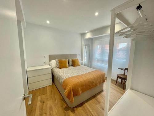 1 dormitorio con 1 cama y pared de cristal en Apartamento TDC12 en Gijón