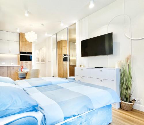 um quarto com 2 camas e uma televisão de ecrã plano em Ocean Dream em Międzyzdroje