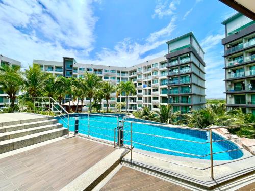 a view of the pool at a resort with condos at Laguna beach 3 the Maldives in Jomtien Beach