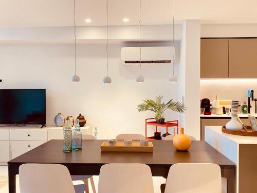a kitchen and dining room with a table and chairs at Modern beachfront townhouse in El Perelló