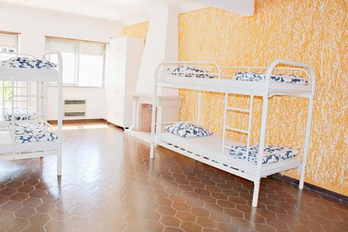 a room with two bunk beds in it at Villa do Sol Carcavelos Beach House in Carcavelos