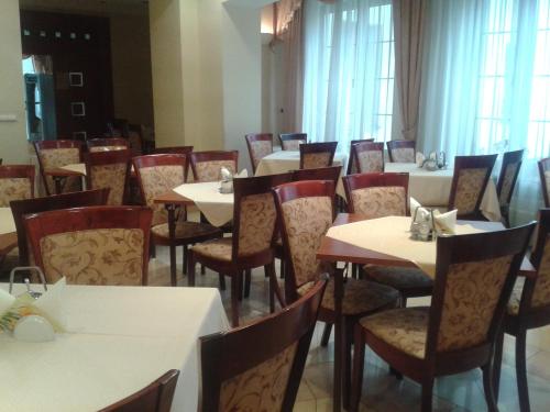 クリニツァ・ズドルイにあるHotel Saolのテーブルと椅子が並ぶダイニングルーム
