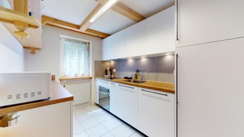 Kuchyň nebo kuchyňský kout v ubytování Cosy apartment surrounded by nature in Varen - Salgesch region