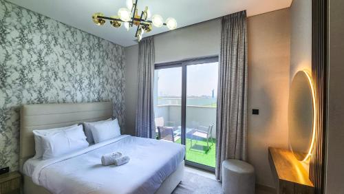 Postel nebo postele na pokoji v ubytování STAY BY LATINEM Luxury 2BR Holiday Home CV B113 near Burj Khalifa