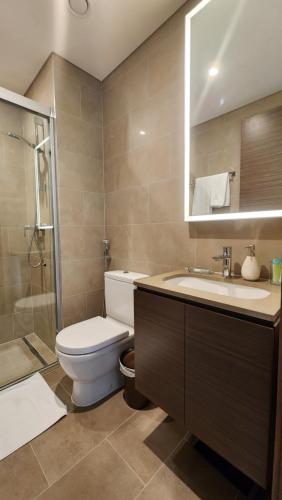 La salle de bains est pourvue de toilettes, d'un lavabo et d'une douche. dans l'établissement STAY BY LATINEM Luxury 2BR Holiday Home CV B113 near Burj Khalifa, à Dubaï