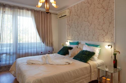 - une chambre avec un lit et une grande fenêtre dans l'établissement Apartment for rent in Sunny Beach/ Nessebar, à Nessebar