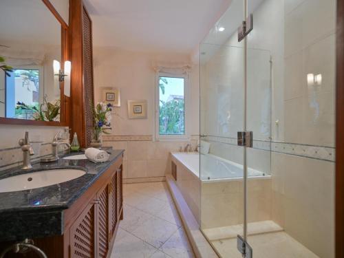 y baño con bañera, lavamanos y ducha. en El Rosario large villa w heated pool, en Marbella
