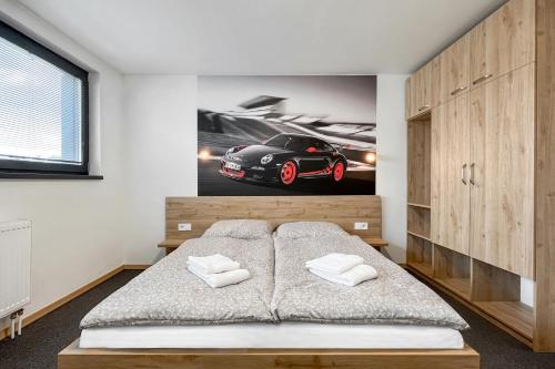 Кровать или кровати в номере HOTEL DOUBLE RED CARS Museum