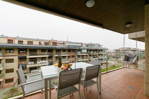 - un balcon avec une table et des chaises dans l'établissement CANELAS PARADISE, à Portonovo