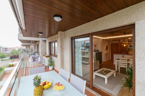 Cette chambre dispose d'une table, de chaises et d'un balcon. dans l'établissement CANELAS PARADISE, à Portonovo