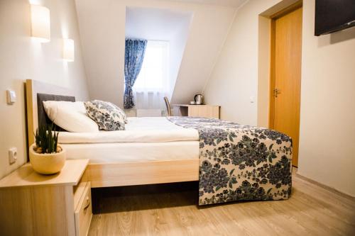 a small bedroom with a bed and a window at Sanatorija ,,Tulpės" in Birštonas