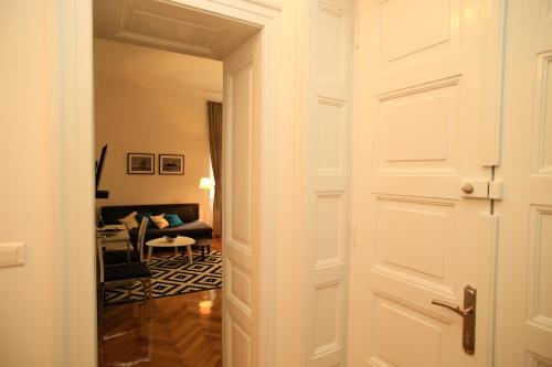 una puerta que da a una sala de estar con sofá en Contarini Luxury Rooms, en Split