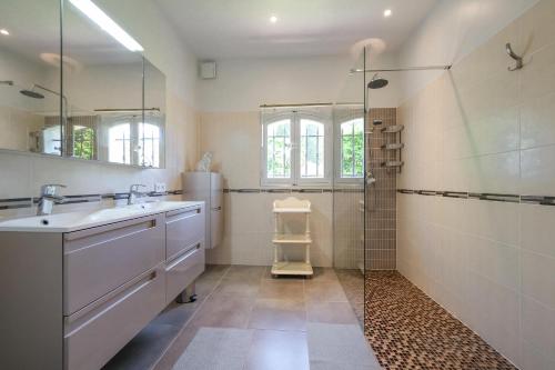 La salle de bains est pourvue de 2 lavabos et d'une douche. dans l'établissement Villa Alizée B&B, à Saint-Tropez