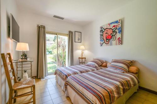 - une chambre avec 2 lits et une fenêtre dans l'établissement Villa Alizée B&B, à Saint-Tropez
