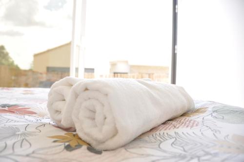 un asciugamano bianco seduto sopra un letto di gîte du Cellier nantais a Le Cellier